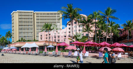 Honolulu, Hawaii - Dic 25, 2018 : Vista del Royal Hawaiian, a Luxury Collection Resort, Waikiki beach Foto Stock