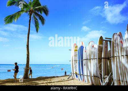 Honolulu, Hawaii - Dic 23, 2018 : tavole da surf pila sul punto di riferimento Waikiki Beach Foto Stock