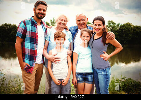 Ritratto di felice multi-famiglia di generazione Foto Stock