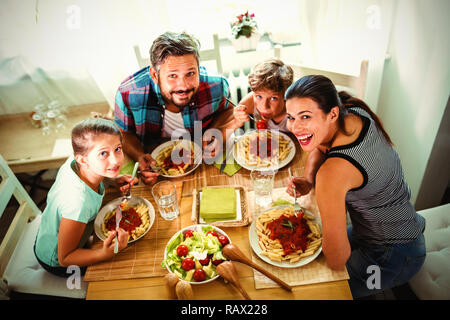 Elevato angolo di visione della famiglia avente pasto insieme Foto Stock