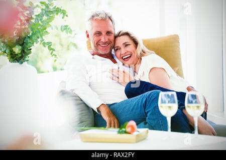 Romantica felice coppia matura seduta sulla poltrona Foto Stock