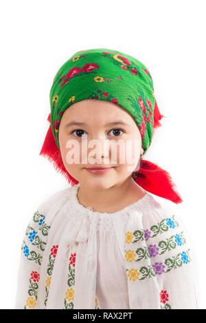 Primo piano di una giovane ragazza con testa in costume tradizionale. Folclore rumeno. In posa in uno studio su uno sfondo bianco. Foto Stock