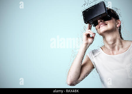 Immagine composita di basso angolo di visione della donna utilizzando la realtà virtuale auricolare Foto Stock