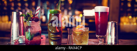 Accessori bar con cocktail sul contatore Foto Stock