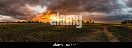 Bel tramonto nella campagna russa in Siberia, Altai Krai Foto Stock