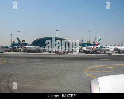 Dall'Aeroporto di Dubai, Emirati Arabi Uniti - 11 Giugno 2010: Dubai Aeroporto di passeggeri negli Emirati Arabi Uniti, Aeroporto esterno, vista dalla finestra di aeroplano Foto Stock