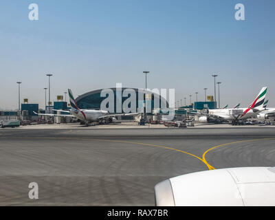 Dall'Aeroporto di Dubai, Emirati Arabi Uniti - 11 Giugno 2010: Dubai Aeroporto di passeggeri negli Emirati Arabi Uniti, Aeroporto esterno, vista dalla finestra di aeroplano Foto Stock