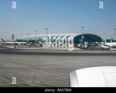 Dall'Aeroporto di Dubai, Emirati Arabi Uniti - 11 Giugno 2010: Dubai Aeroporto di passeggeri negli Emirati Arabi Uniti, Aeroporto esterno, vista dalla finestra di aeroplano Foto Stock