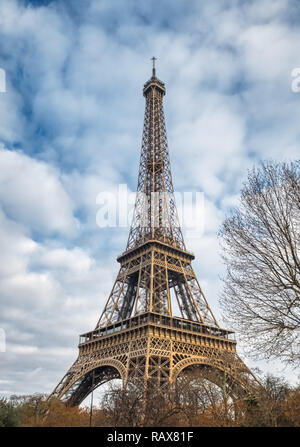 Vista ravvicinata della Torre Eiffel - Paris, France Foto Stock