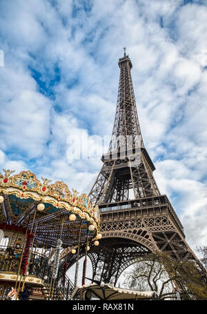 La torre Eiffel e la giostra a Parigi Foto Stock