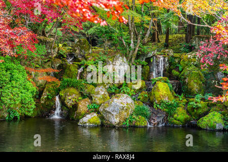 D'autunno bella scena con cascata e laghetto in giardino, Giappone Foto Stock