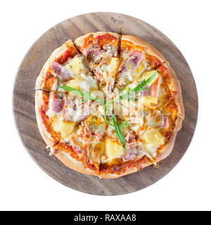 Hot fette di pizza hawaiano su una tavola di legno isolato su uno sfondo bianco. Foto Stock