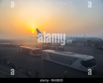 Dall'Aeroporto di Dubai, Emirati Arabi Uniti - 11 Giugno 2010: Dubai Aeroporto di passeggeri negli Emirati Arabi Uniti, Aeroporto esterno, vista dalla finestra di aeroplano Foto Stock