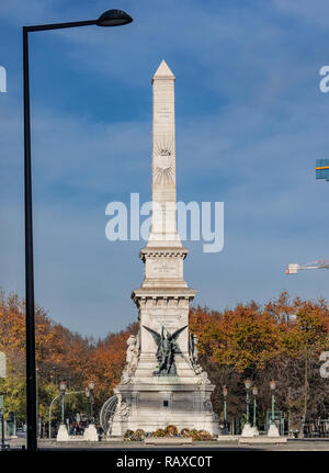 Lisbona - Portogallo, obelisco collocato in piazza Restauradores per celebrare la vittoria e indipendenza della nazione Foto Stock