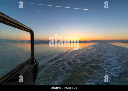 Sull'isola il modo di Urmia lake, il secondo lago salato nel mondo Foto Stock