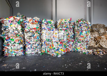 Balle di plastica dei rifiuti in impianti di trattamento dei rifiuti nello stabilimento di trasformazione. Separatee riciclaggio e stoccaggio di rifiuti per ulteriore smaltimento, cestino di smistamento. Busi Foto Stock