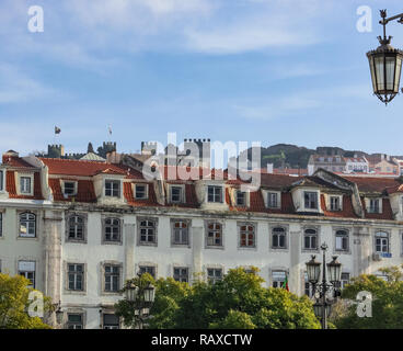 Lisbona - Portogallo, panoramica sulla Rossio, il castello di Sao Jorge nella seconda riga Foto Stock