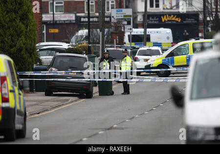 La scena in Burnaby Road, Coventry dopo che un uomo è stato ucciso da ufficiali armati il venerdì seguente un intelligence-funzionamento led. Foto Stock