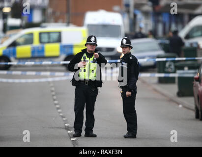 La scena in Burnaby Road, Coventry dopo che un uomo è stato ucciso da ufficiali armati il venerdì seguente un intelligence-funzionamento led. Foto Stock