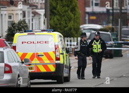 La scena in Burnaby Road, Coventry dopo che un uomo è stato ucciso da ufficiali armati il venerdì seguente un intelligence-funzionamento led. Foto Stock