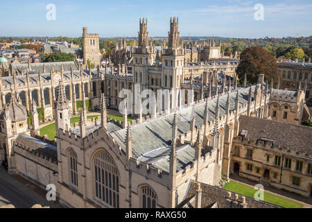 All Souls College di Oxford, Inghilterra, come si vede dalla Università la chiesa di Santa Maria Vergine. Foto Stock