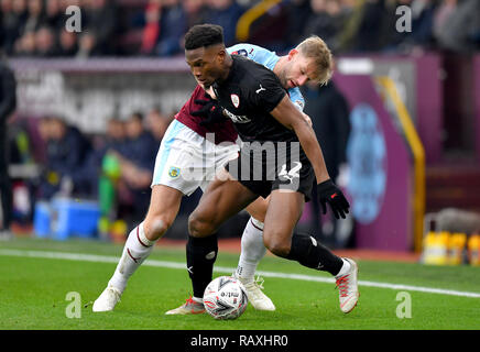 Barnsley's Dimitri Cavare (sinistra) e Burnley's Charlie Taylor (destra) battaglia per la sfera durante la Emirates FA Cup, terzo round corrispondono a Turf Moor, Burnley. Foto Stock