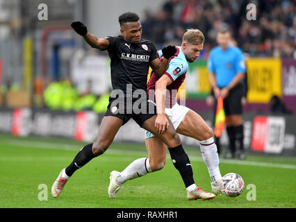 Barnsley's Dimitri Cavare (sinistra) e Burnley's Charlie Taylor (destra) battaglia per la sfera durante la Emirates FA Cup, terzo round corrispondono a Turf Moor, Burnley. Foto Stock