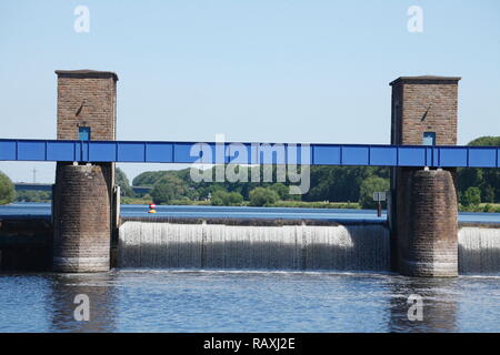 Ruhr dam a Ruhrschleuse, Duisburg, nel Land Renania settentrionale-Vestfalia, ho Ruhr-Stauanlage an der Ruhrschleuse, Duisburg, Renania settentrionale-Vestfalia, Deutschl Foto Stock