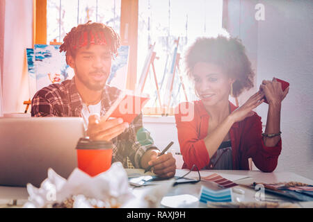 Interior designer scegliendo colori adatti per il loro nuovo progetto Foto Stock