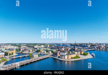 Vista aerea di Riddarholmen e Gamla Stan (la Città Vecchia) dalla Torre del Municipio di Stoccolma (Stadshuset), Kungsholmen, Stoccolma, Svezia Foto Stock