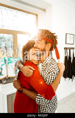 Carino amare giovane ridere dopo aver giocato a tennis insieme Foto Stock