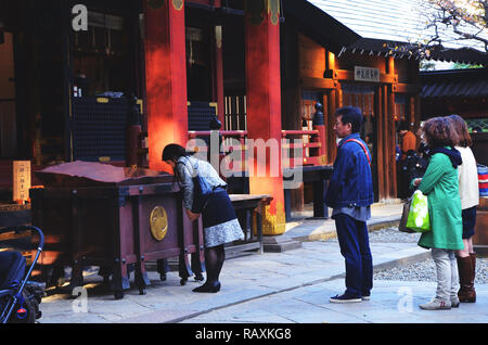 Tokyo, Giappone - 23 Novembre 2018: le famiglie in visita a Nezu santuario a pagare rispetto alla divinità. Nezu Santuario (Nezu Jinja), uno dei Tokyo-Jissha, è un b Foto Stock