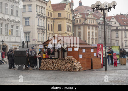 Bancarella di cibo di legno di ciambelle trdelník nella Piazza della Città Vecchia di Praga, Repubblica Ceca Foto Stock