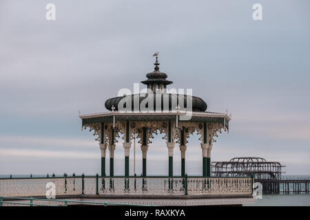 Victorian bandstand sul lungomare di Brighton, East Sussex, Regno Unito. Seagull si siede in cima.i resti del molo Ovest può essere visto in background. Foto Stock