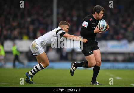 Bristol porta Ian Madigan e Exeter Chiefs Ian Whitten durante la Premiership Gallagher corrispondono a Sandy Park, Exeter. Foto Stock