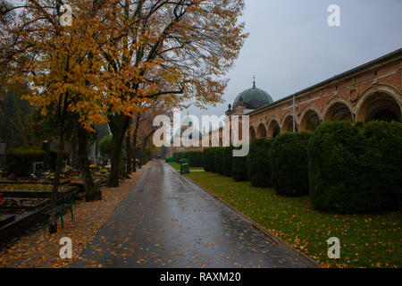 Wet percorso cimitero di Mirogoj in una giornata autunnale, Croazia, Zagabria Foto Stock