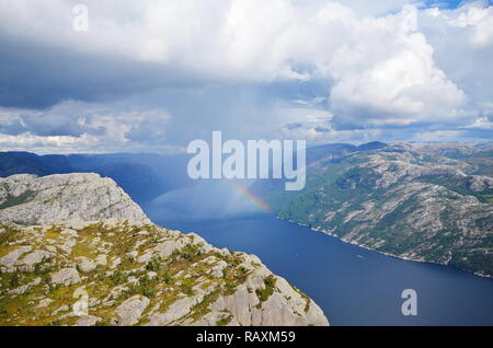 Fantastica vista dell'arcobaleno sui Lysefjords vicino a preikestolen in Norvegia dopo la pioggia Foto Stock
