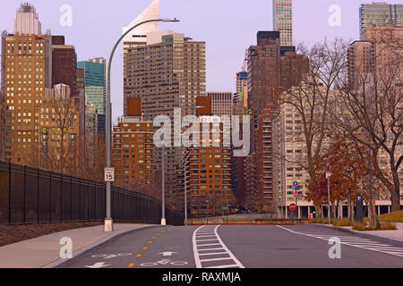 Una strada di grattacieli di Manhattan in prospettiva, New York, Stati Uniti d'America. La mattina presto a Roosevelt Island in inverno. Foto Stock