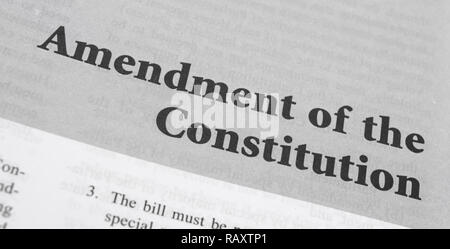 Maski,Karnataka, India - gennaio 4,2019 : modifica della Costituzione stampata sul libro con lettere di grandi dimensioni. Foto Stock