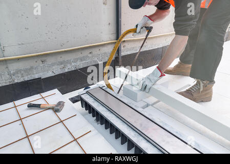 Impermeabilizzazione e isolamento termico di una terrazza - tetto. Riparazione della casa Foto Stock