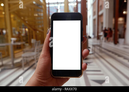 Donna di mani smart phone con la copia in bianco sullo schermo dello spazio per il vostro messaggio di testo o il contenuto delle informazioni, femmina la lettura di un messaggio di testo sul cellulare telep Foto Stock