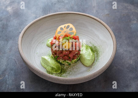 Tonno fresco tartaro con calce, avocado e salsa di tuorlo, ristorante Dish Foto Stock