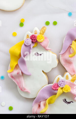 Unicorn glassa reale cookies; cibo sullo sfondo Foto Stock