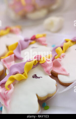 Unicorn glassa reale cookies; cibo sullo sfondo Foto Stock