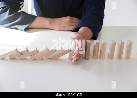 Rischio di pianificazione e strategia in imprenditore il gioco d'azzardo porre dei blocchi di legno stag. Il concetto di business per la crescita e il successo processo. Foto Stock