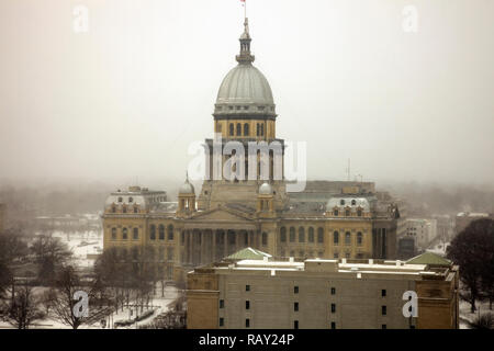 Illinois State Capitol Building - Vista aerea durante la tempesta di neve. Springfield, Illinois, Stati Uniti d'America. Foto Stock