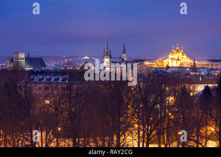 Panorama di Olomouc di notte. Olomouc, Regione di Olomouc, Repubblica Ceca. Foto Stock