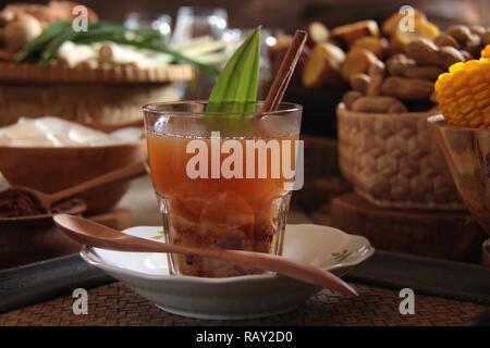 Bajigur. Tradizionale a base di erbe Sundanese caffè latte da Bandung, West Java. Foto Stock