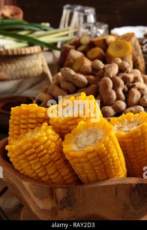 Jagung Rebus. Vaporizzato sulla pannocchia di mais, popolare tradizionale spuntino che servita con Sundanese bevande alle erbe di Bandrek Bajigur e. Foto Stock