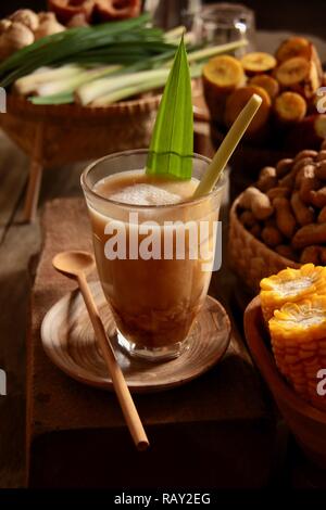 Bandrek. Sundanese tradizionale tè alle erbe latte da Bandung, West Java. Foto Stock